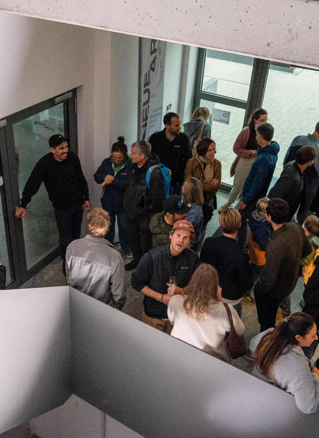Oben im Treppenhaus mit Blick auf Gäste der Führung.