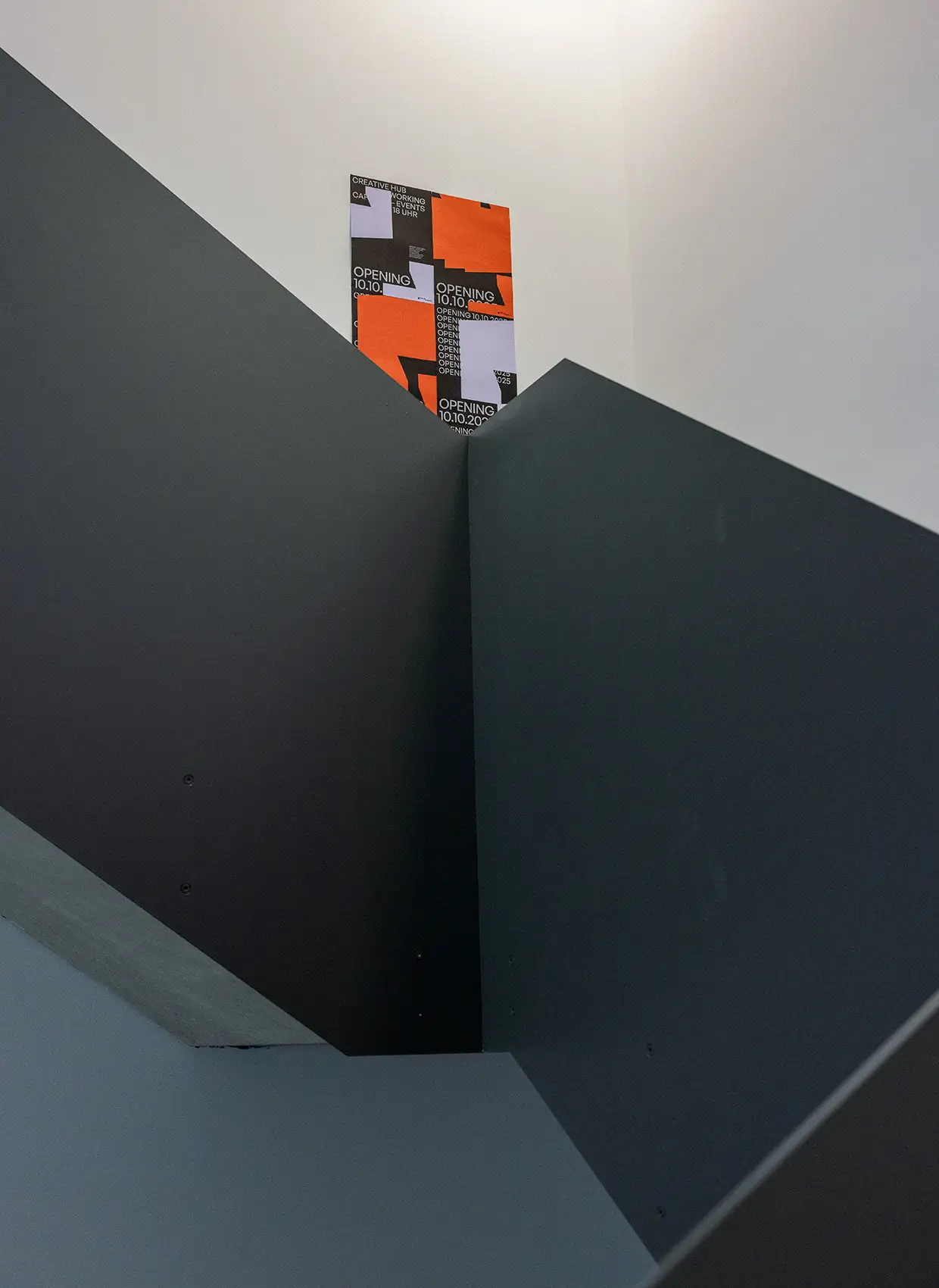 Treppenhaus mit Plakat der Opening Party.
